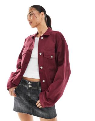 ASOS DESIGN - Jeansjacke in Burgunderrot mit Stehkragen