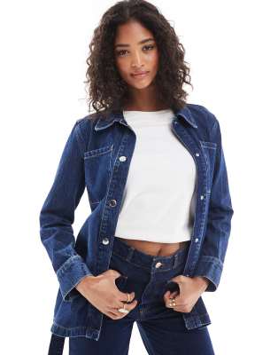 ASOS DESIGN - Jeansjacke in Indigoblau mit Bindegürtel