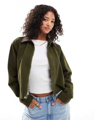 ASOS DESIGN - Jeansjacke in Khaki mit Kontrastkragen-Grün