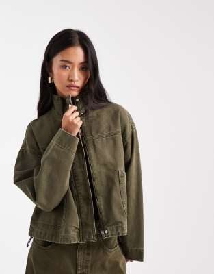ASOS DESIGN - Jeansjacke in Khaki mit Stehkragen, Kombiteil-Grün