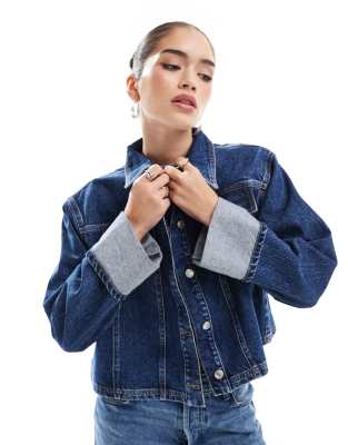 ASOS DESIGN - Jeansjacke in Mittelblau mit breitem Umschlag an den Ärmeln