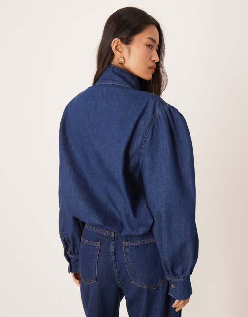 ASOS DESIGN – Jeansjacke in Mittelblau mit geraffter Schulterpartie und Stehkragen, 4 von 4