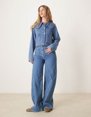 ASOS DESIGN - Jeansjacke in Mittelblau mit rundem Kragen, Kombiteil