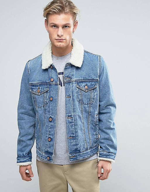 ASOS DESIGN – Jeansjacke in mittlerer Waschung mit Kunstfell-Kragen