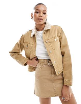 ASOS DESIGN - Jeansjacke in verwaschenem Camel mit Teddyfellbesatz, Kombiteil-Braun