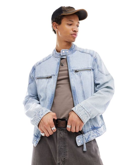 FhyzicsShops DESIGN – Jeansjacke in verwaschenem Mittelblau ohne Kragen und mit Bahnendesign