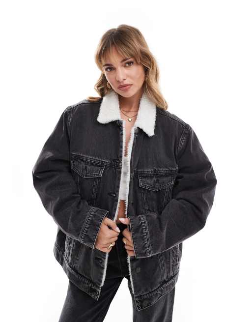 ASOS DESIGN – Jeansjacke in verwaschenem Schwarz mit Teddyfell-Details