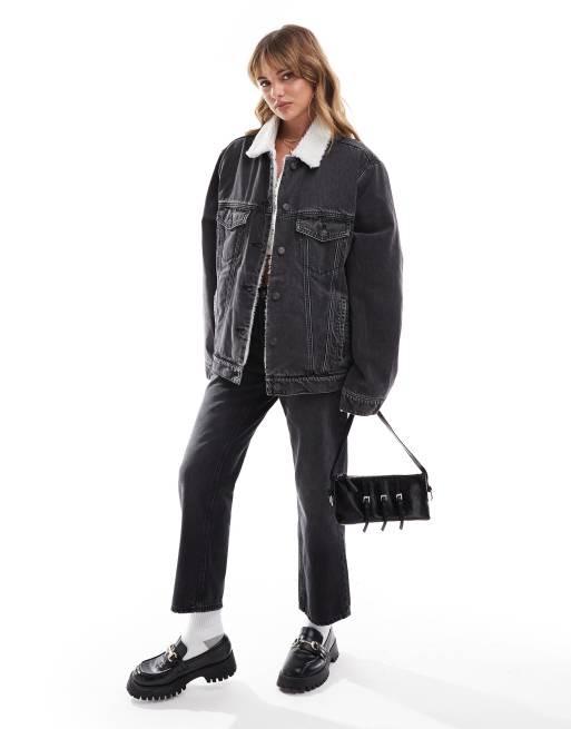 ASOS DESIGN – Jeansjacke in verwaschenem Schwarz mit Teddyfell