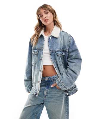 ASOS DESIGN - Jeansjacke in Vintage-Blau mit Teddyfellbesatz