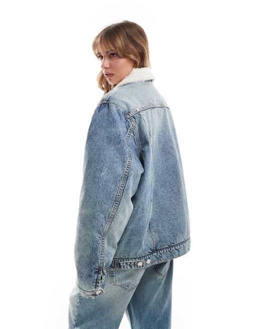 ASOS DESIGN – Jeansjacke in Vintage-Blau mit Teddyfellbesatz , 2 von 4