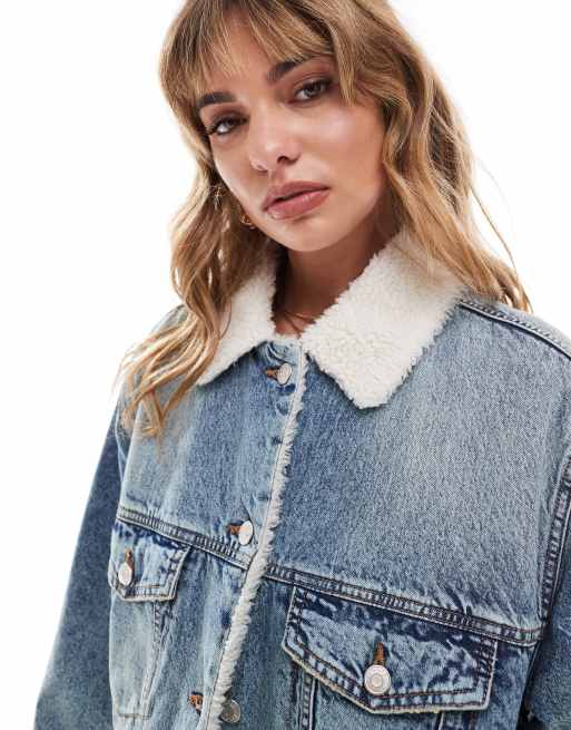 ASOS DESIGN – Jeansjacke in Vintage-Blau mit Teddyfellbesatz , 4 von 4