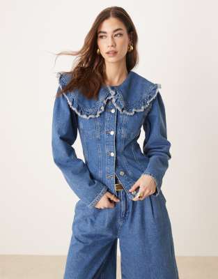 ASOS DESIGN - Jeansjacke mit Rüschenkragen und Ziernähten, Kombiteil-Blau