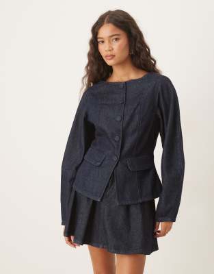 ASOS DESIGN - Jeansjacke mit Schößchen, Knopfdetail und Rinse-Waschung-Blau