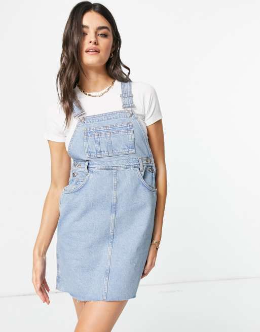 ASOS DESIGN – Jeanslatzkleid in mittlerer Waschung