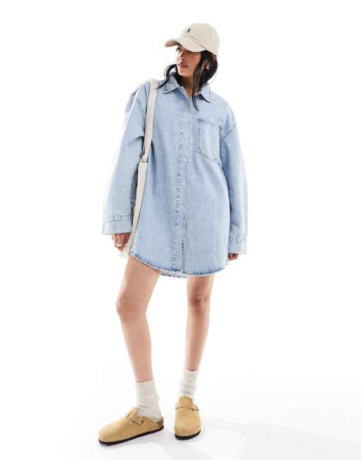 ASOS DESIGN – Jeansowa sukienka koszulowa mini z kieszeniami z przodu i efektem wybielenia