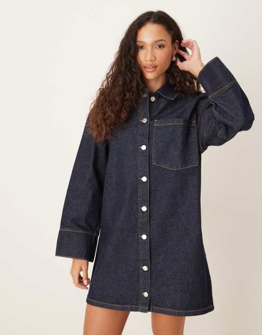 ASOS DESIGN – Jeansowa sukienka koszulowa oversize z długimi rękawami w spranym granatowym kolorze