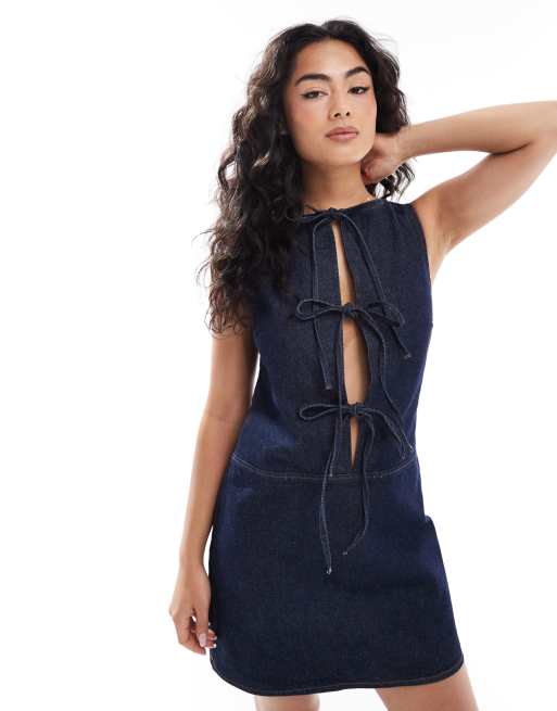 ASOS DESIGN – Jeansowa sukienka o prostym kroju w kolorze indygo z wiązaniem z przodu