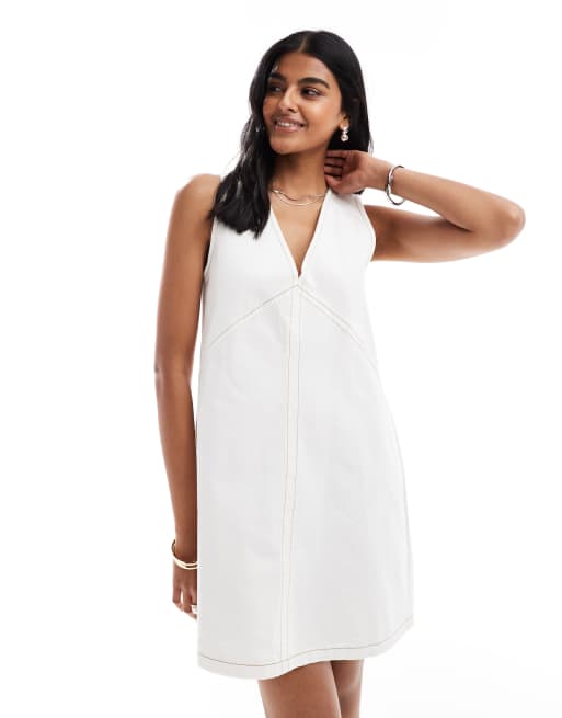 ASOS DESIGN – Jeansowa sukienka trapezowa mini w kolorze ecru, 2 z 4