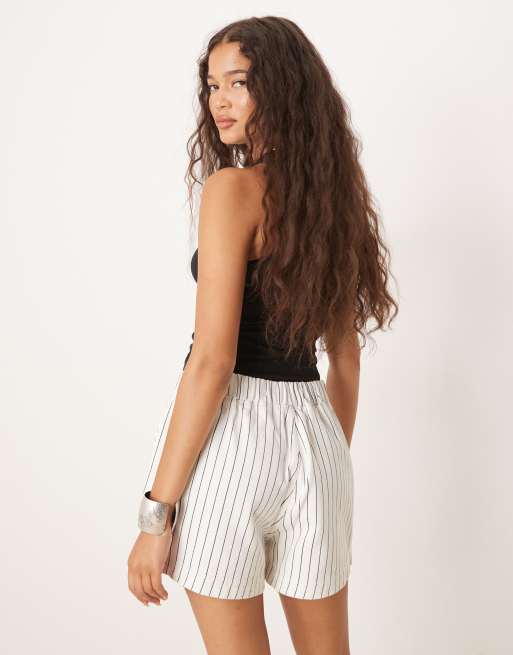ASOS DESIGN – Jeansowe krótkie joggersy w kolorze ecru w paski, 5 z 5