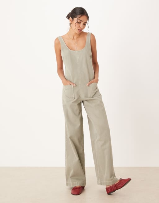 ASOS DESIGN – Jeansowe ogrodniczki ze skrzyżowanymi na plecach ramiączkami w kolorze khaki
