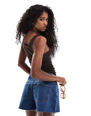 ASOS DESIGN - Jeansshorts in A-Linie in verwaschenem Mittelblau