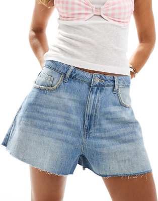 ASOS DESIGN - Jeansshorts in Mittelblau in A-Linie mit Kontrastnaht