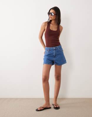 ASOS DESIGN - Jeansshorts in Mittelblau mit hohem Bund