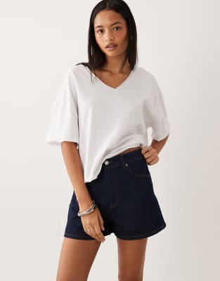 ASOS DESIGN - Jeansshorts in Rinse-Waschung mit hohem Bund-Marineblau