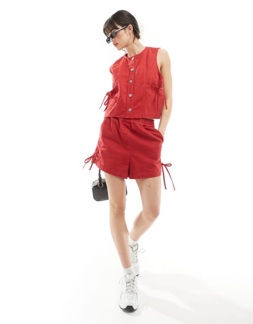 ASOS Design – Jeansshorts in Rot mit Schleifen