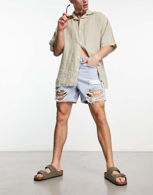 ASOS DESIGN – Jeansshorts in verwaschenem Mittelblau mit Rissen, kurzer Schnitt