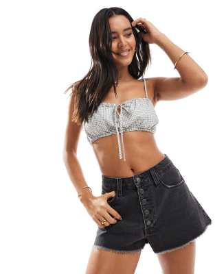 ASOS DESIGN - Jeansshorts in verwaschenem Schwarz mit A-Linien-Schnitt und Knopfleiste