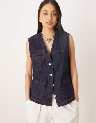 ASOS DESIGN - Jeansweste in Rinse-Waschung mit roten Kontrastnähten-Blau