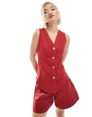 ASOS DESIGN - Jeansweste in Rot mit V-Ausschnitt, Kombiteil
