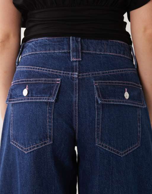 ASOS DESIGN jeansy barrel z klapami kieszeni w średnim odcieniu, 4 z 5