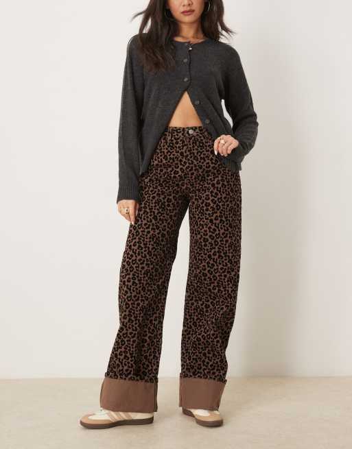ASOS DESIGN – Jeansy dad z ciemnym flokowanym wzorem w cętki