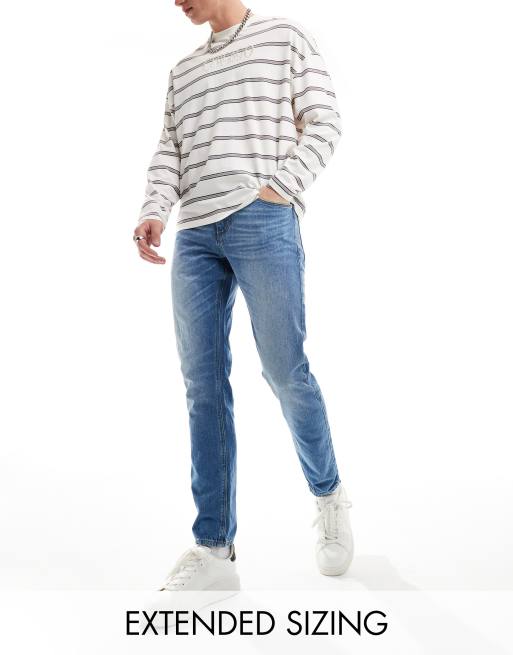 ASOS DESIGN jeansy o dopasowanym kroju w lekko spranym, niebieskim kolorze