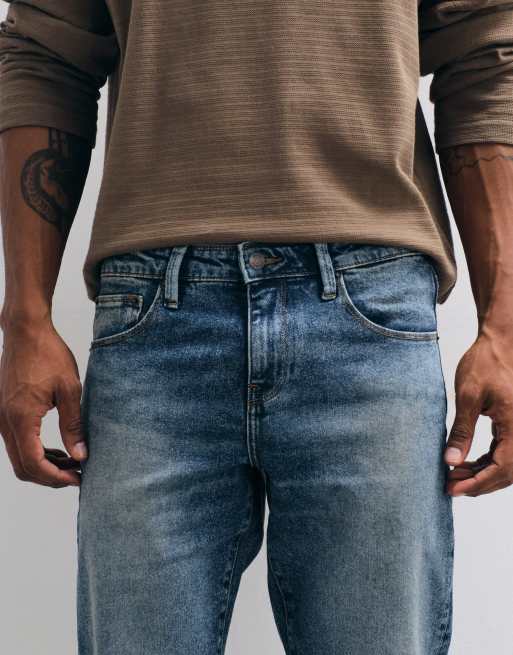 ASOS DESIGN jeansy o dopasowanym kroju w lekko spranym, niebieskim kolorze, 4 z 5