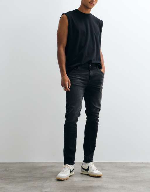 ASOS DESIGN – Jeansy o obcisłym kroju w spranym czarnym kolorze, 4 z 5