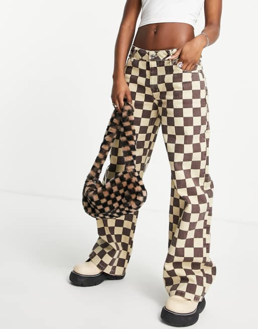 ASOS DESIGN – Jeansy typu dad o luźnym kroju z niskim stanem z nadrukiem w brązową szachownicę