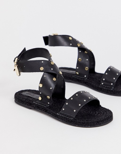 Verwonderend ASOS DESIGN - Jerry - Leren espadrille-sandalen met studs in zwart GU-44