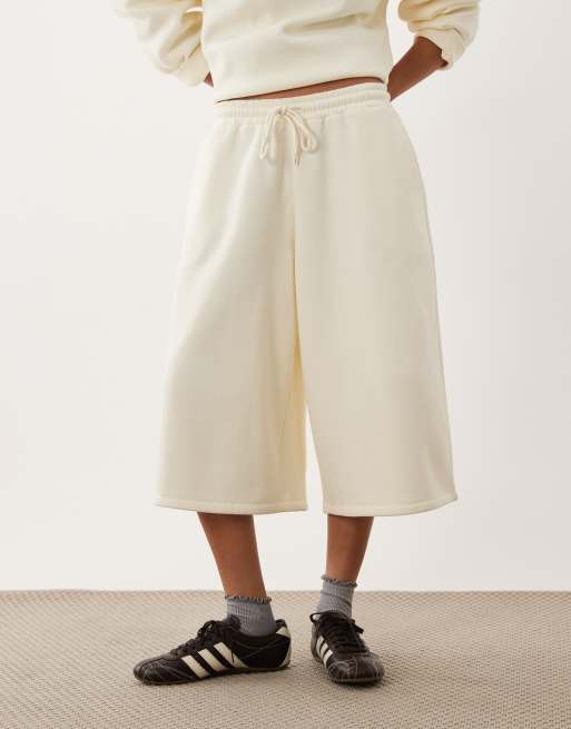 ASOS DESIGN jersey bermudashorts i creme som sæt, 2 af 5