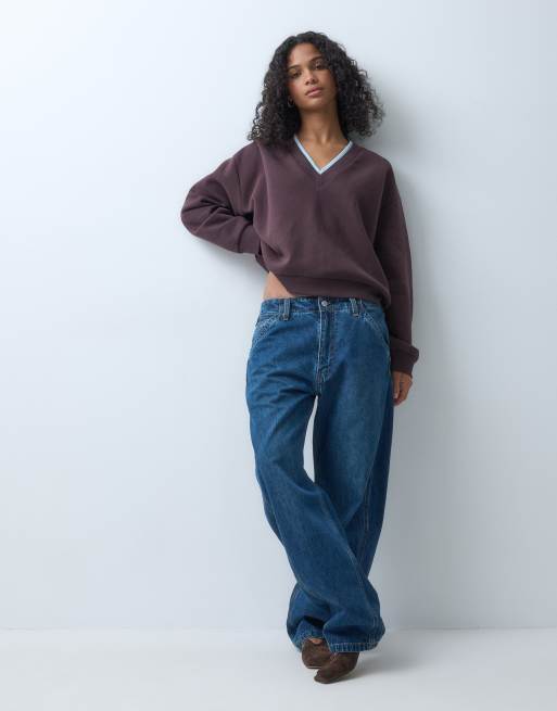 ASOS DESIGN Jersey con cuello de pico en marrón con canalé en contraste azul, 4 de 5