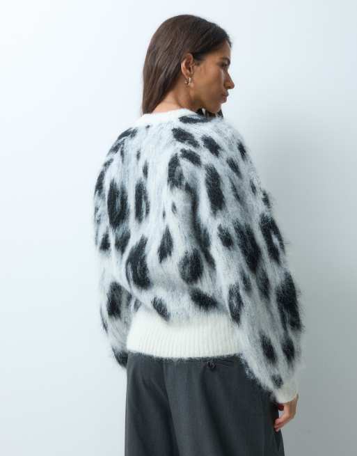ASOS DESIGN jersey de cuello redondo afelpado con estampado animal monocromo, 4 de 4