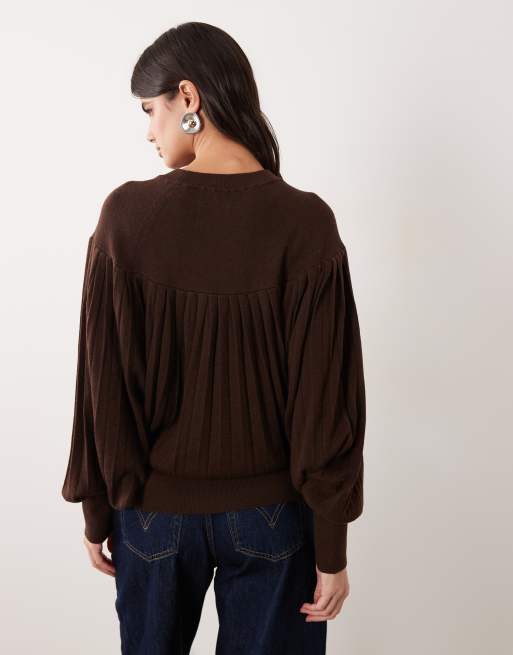 ASOS DESIGN - Jersey de punto con cuello redondo, pliegues y manga larga en chocolate, 4 de 4