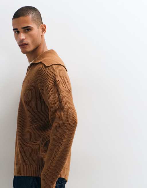 ASOS DESIGN jersey de punto oversize con cuello polo muy abierto en marrón, 4 de 5