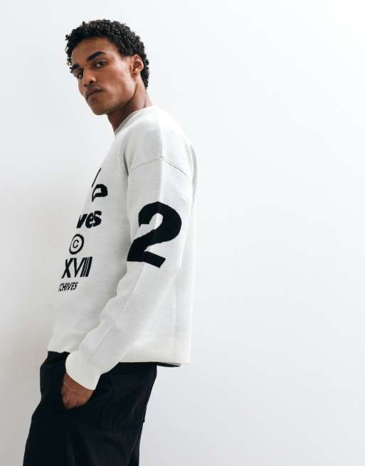 ASOS DESIGN jersey de punto oversize con cuello redondo en blanco con gráfico negro de archivo, 2 de 5