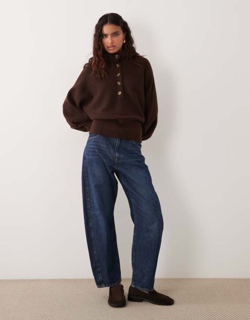 ASOS DESIGN jersey estructurado de canalé entallado en la cintura con cuello chimenea en chocolate, 2 de 4