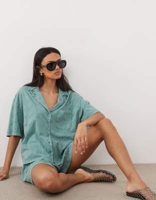 Jersey-Hemdbluse in verwaschenem Blau mit Lochstickerei, Kragen und Knopfleiste Blau S