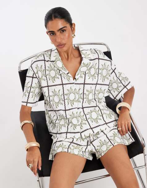ASOS DESIGN – Jersey-Hemdbluse mit Sonnenprint, Lochstickerei, Kragen und Knopfleiste - view 1