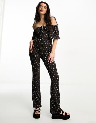 ASOS DESIGN - Jersey-Jumpsuit mit Blümchenmuster, Trompetenärmeln und ausgestelltem Bein-Bunt